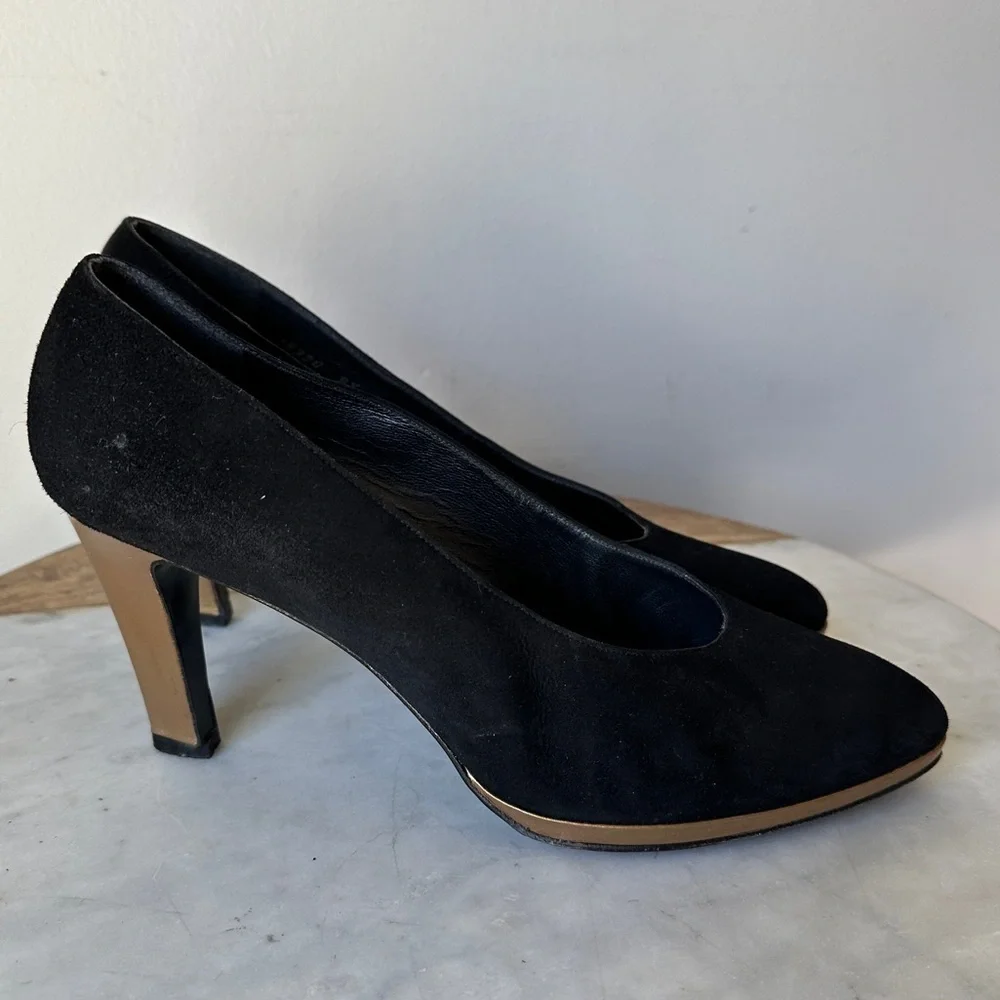 Stuart Weitzman Black Suede Pumps triangle gold heel size 8.5